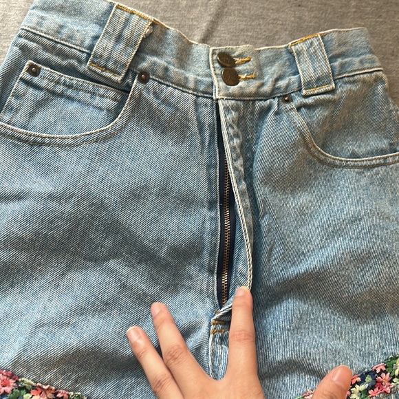 SOLD Vintage Swagger Jeans High Waisted Denim Shorts - Picture 16 of 16